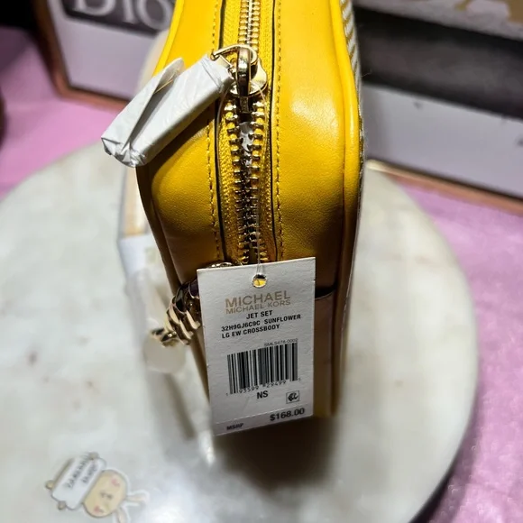 Michael Michael Kors
JET SET LARGE EAST WEST CROSSBODY Yellow Crossbody Bag NWT - Picture 6 of 10